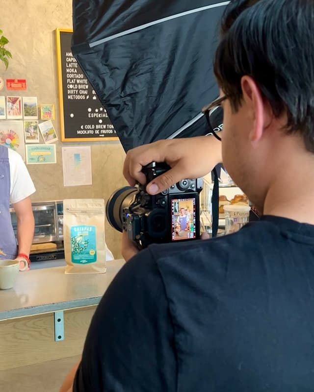 Camarógrafo grabando contenido para redes sociales